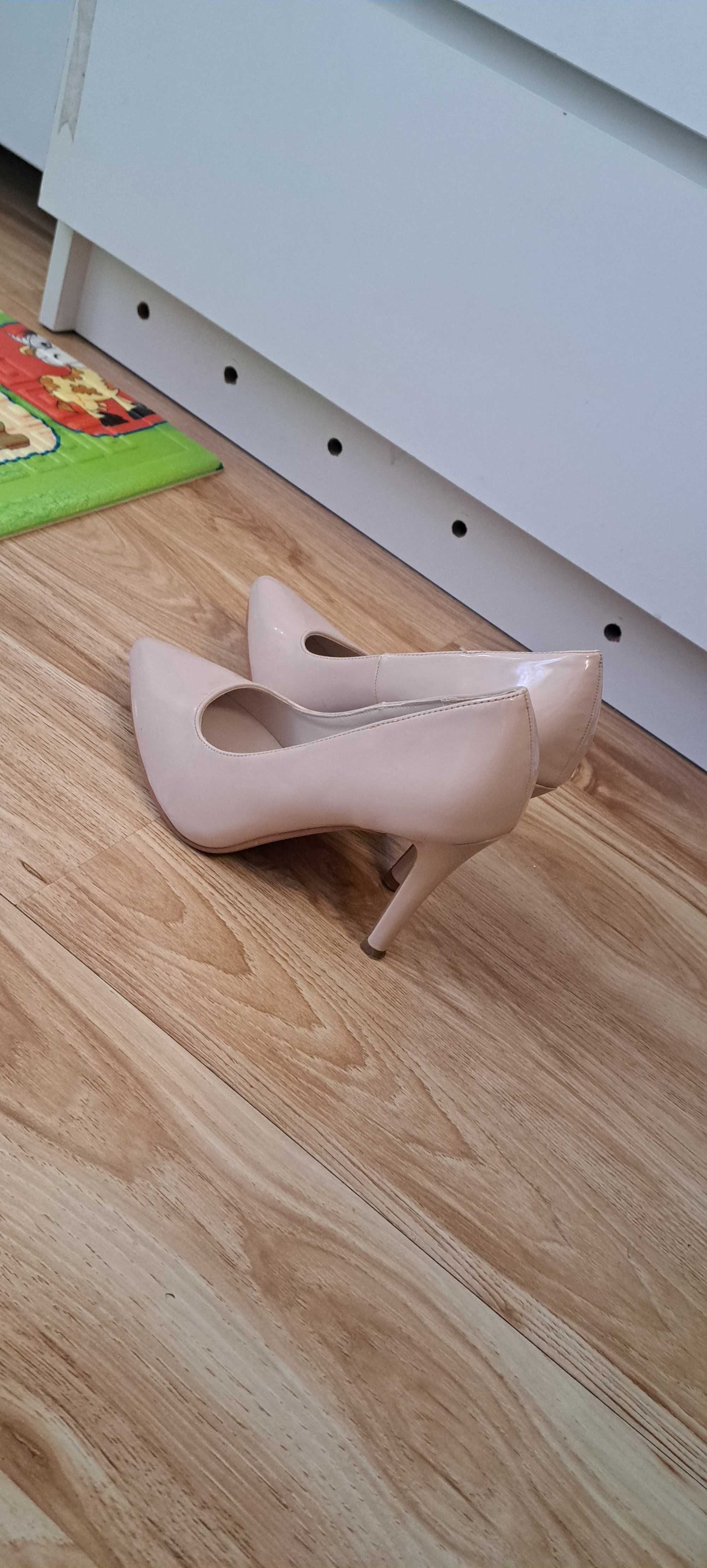 Pantofi stiletto