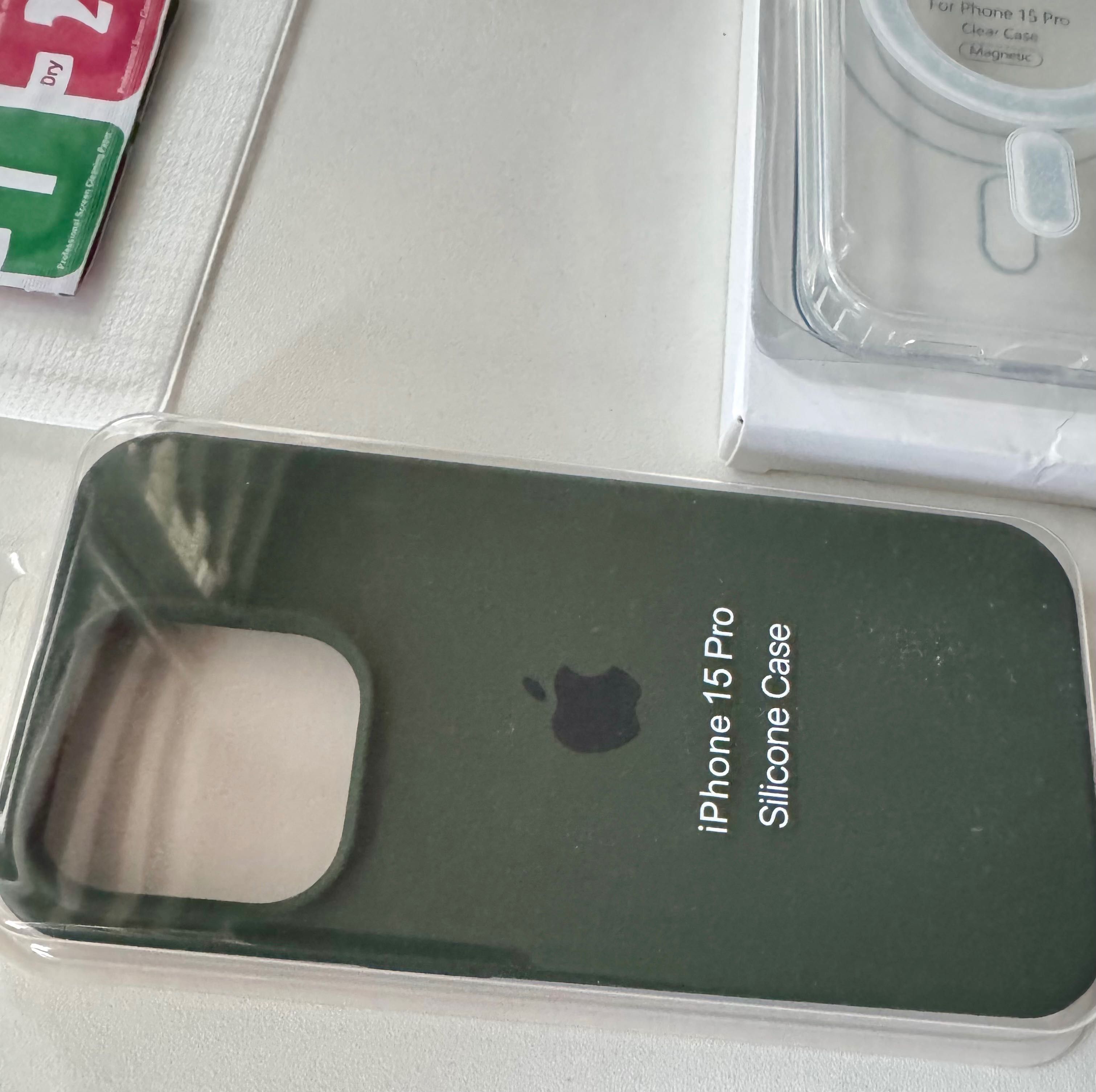 Кейсове и два протектора, за iPhone 15 pro,чисто нови,обща цена за вск