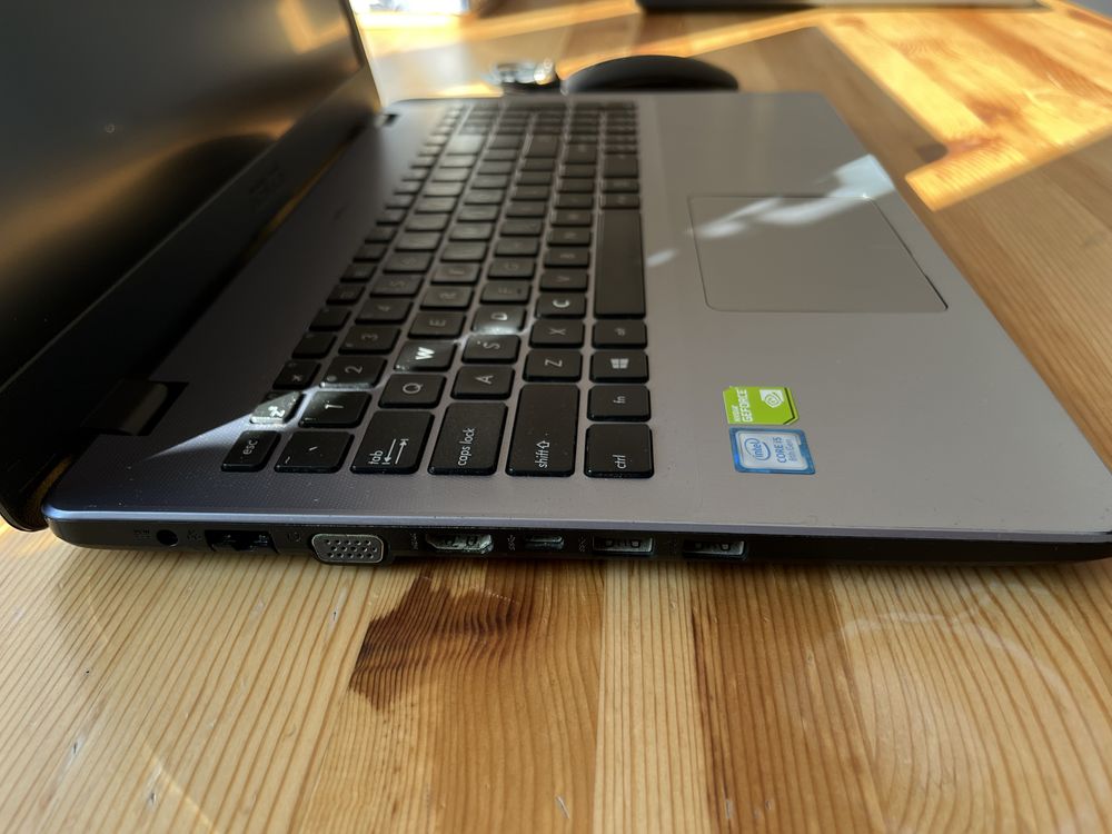 Laptop ASUS VivoBook 15 A542UF-DM119