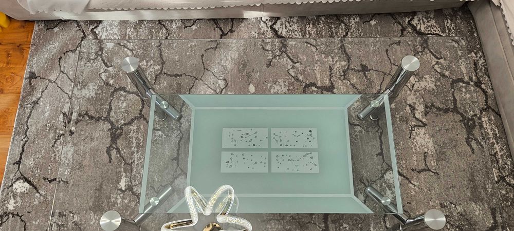 Стъклена холна маса