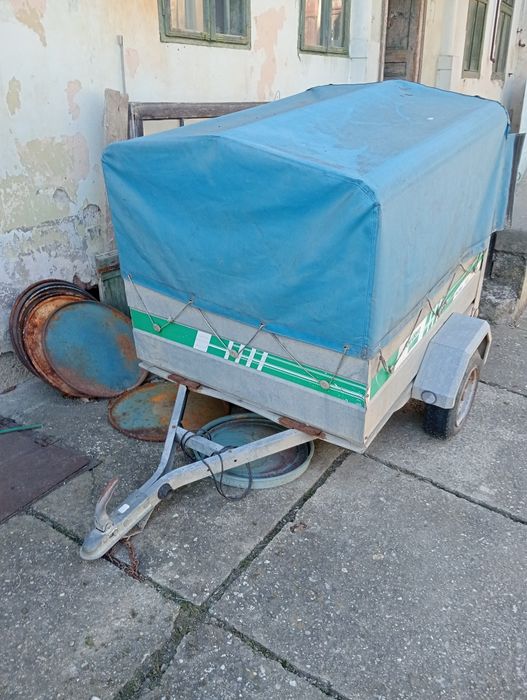 Vând remorcuta auto