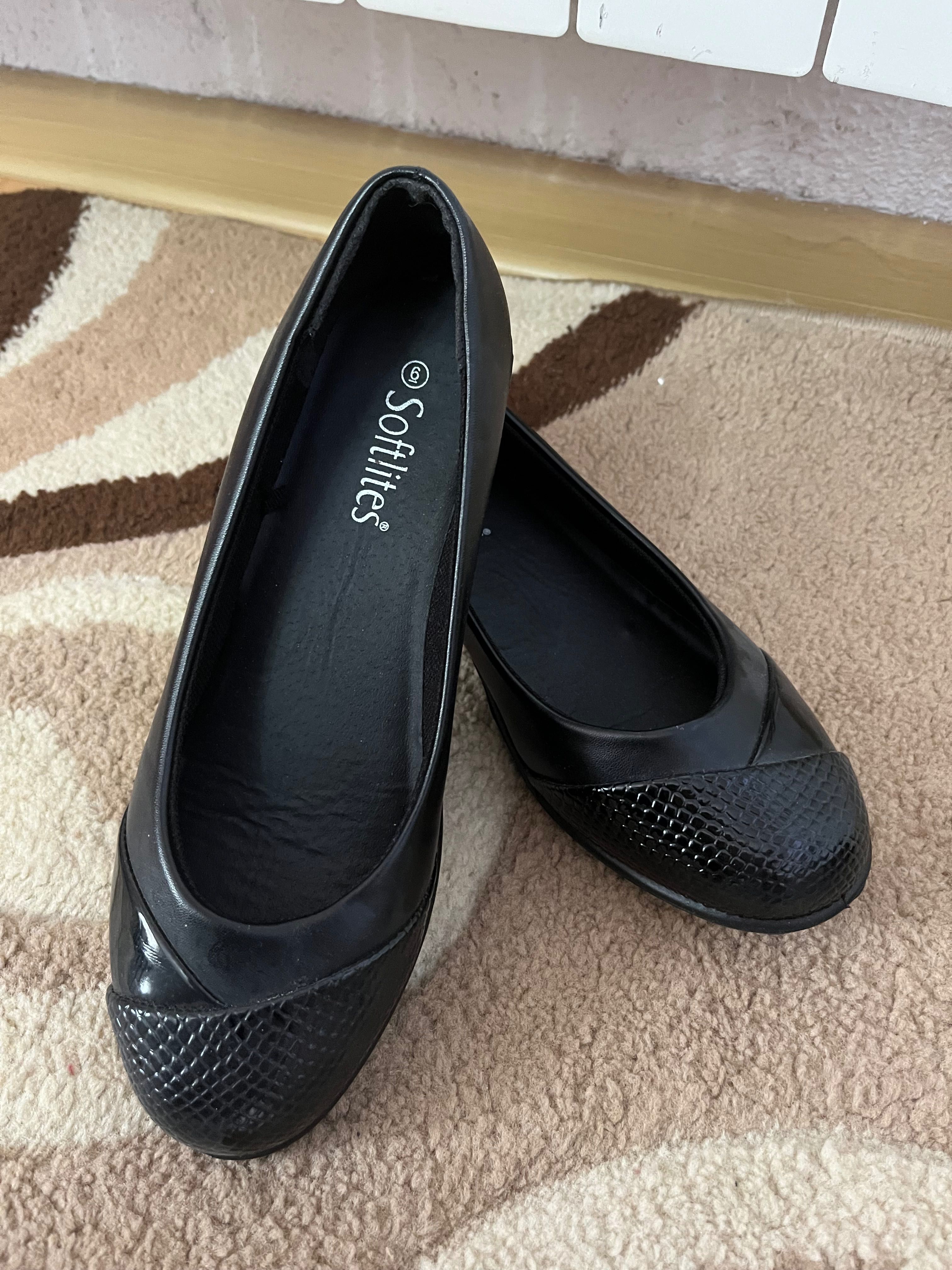 Черни дамски обувки с малък ток