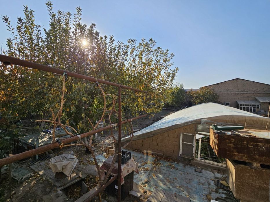 Yashashga tayyor hovli, hamma sharoitlari bilan, parnik, svet, gaz,