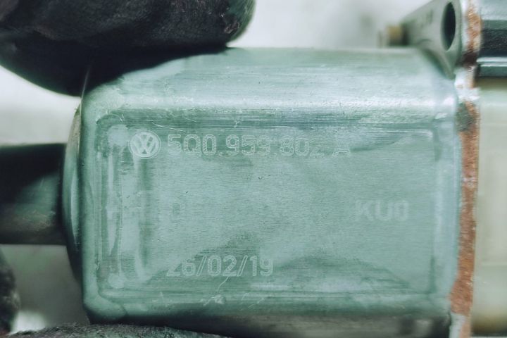 Motoras geam dreapta spate 5q0959802a Volkswagen VW Tiguan 2 AD1  [din 2016 pana  2020] seria