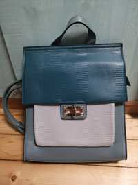 Дамска чанта-раничка, много приятен цвят