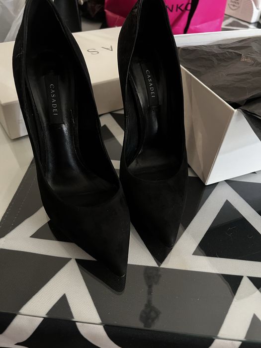 Обувки Casadei      .
