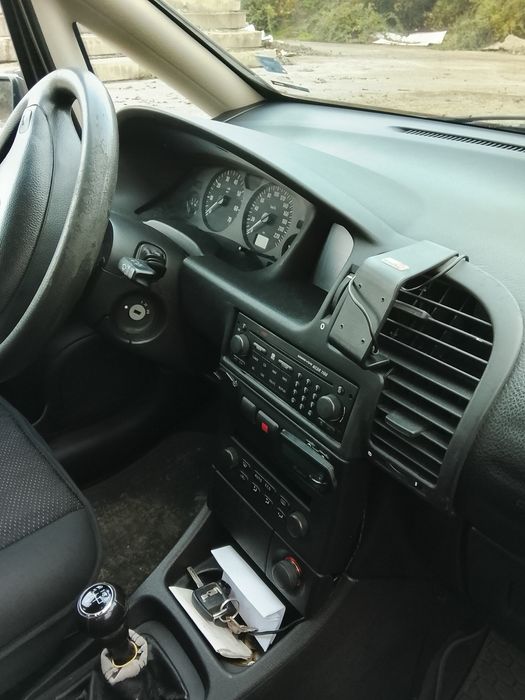 Продавам Опел Зафира