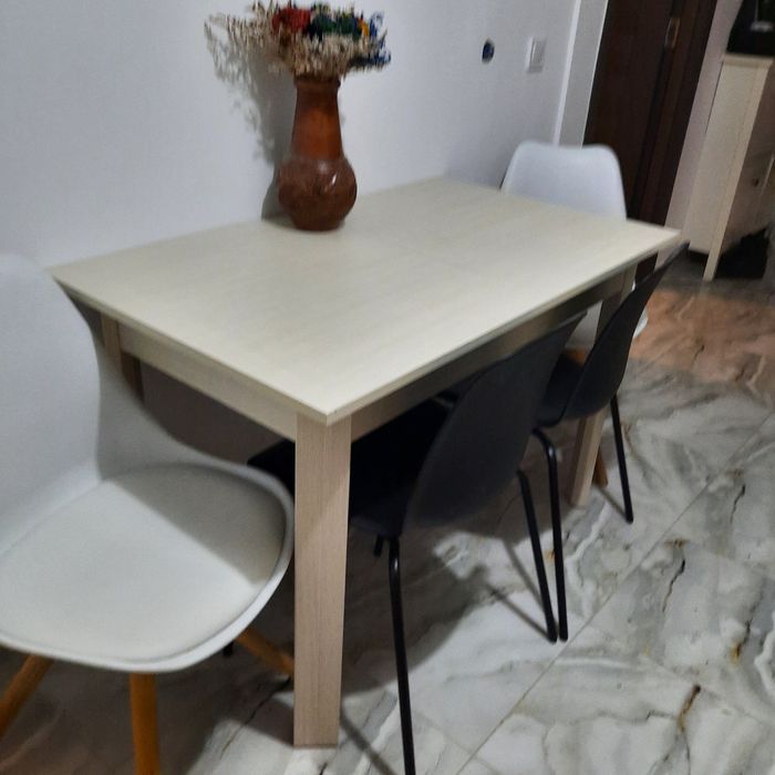 Masa Ikea cu 4 scaune și Ɓar cu 2 scaune