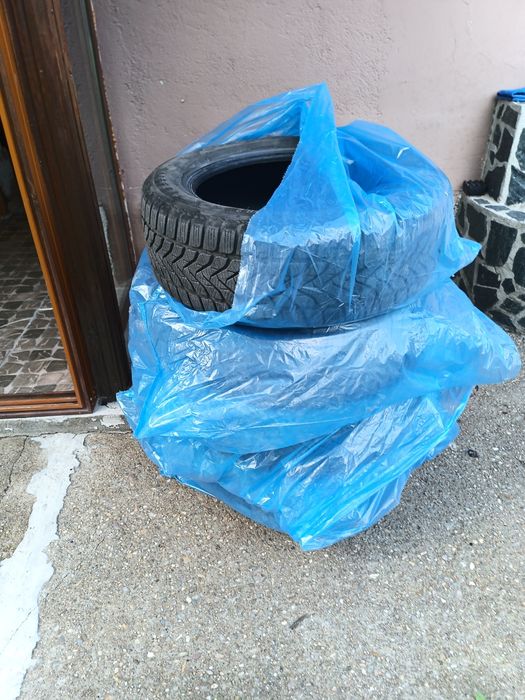 Продавам зимни гуми LASSA 215/60R17