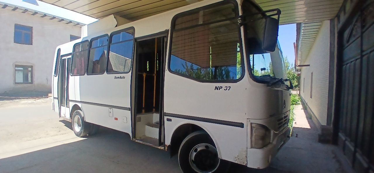 Avtobus isuzu 2013
