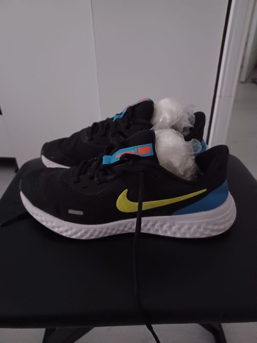 Vând    pantofi sport.