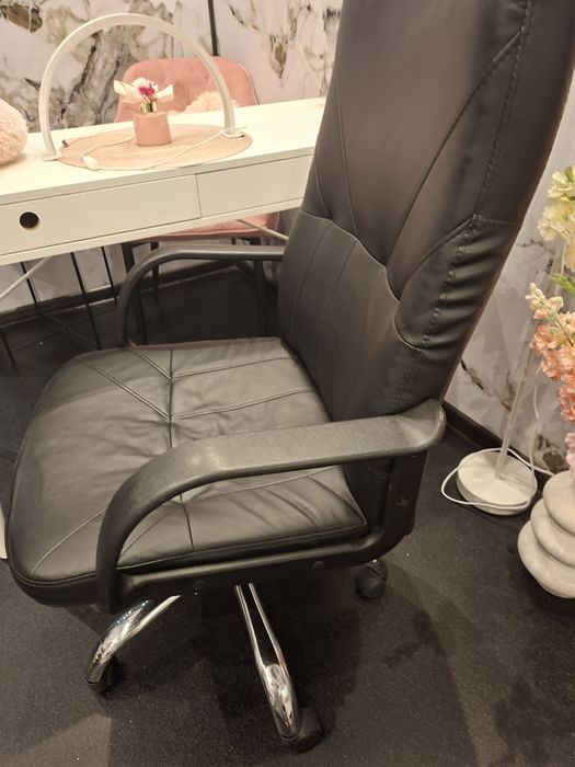 Кожен стол. Без забележки по кожата.