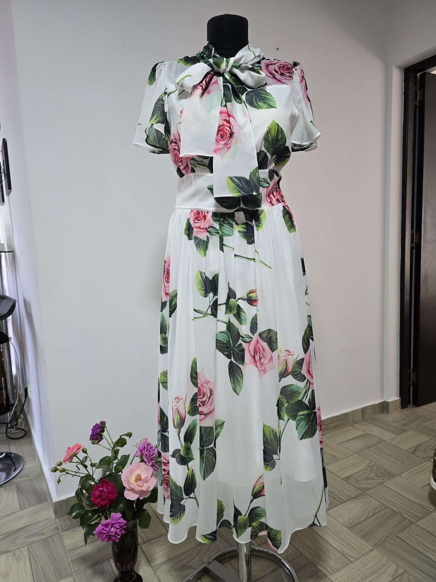 Rochie superba, model cu trandafiri, funda in zona bustului
