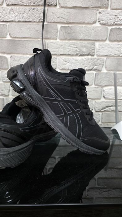 Оригинальные кроссы ASICS