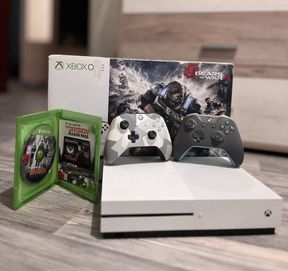 Xbox One S 1TB с 2 джойстика