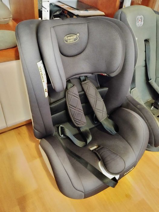 Două scaune de mașină pentru copii