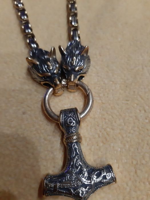 Colier Viking din mitologia nordica cu lup si ciocanul lui Thor