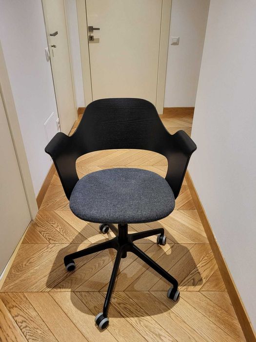 scaun birou rotativa din lemn negru