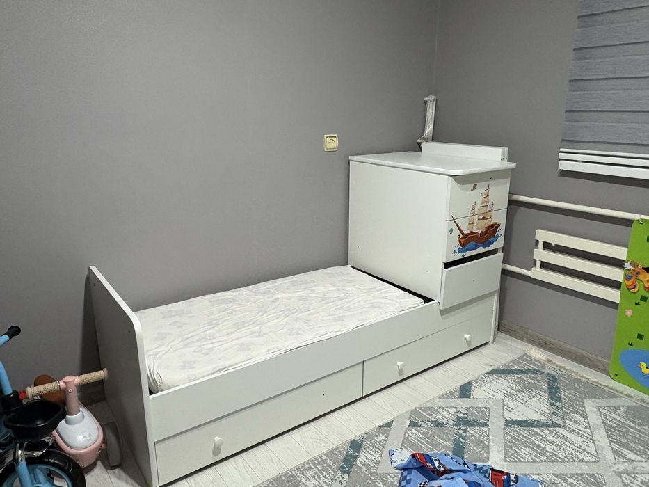 Детский  белый кровать и шкаф