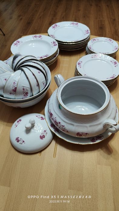 Vând servici de masa cal.1 fabricat la Cluj.12 persoane