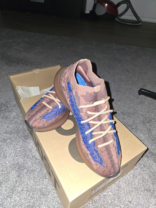 Vând Adidas Yeezy 380