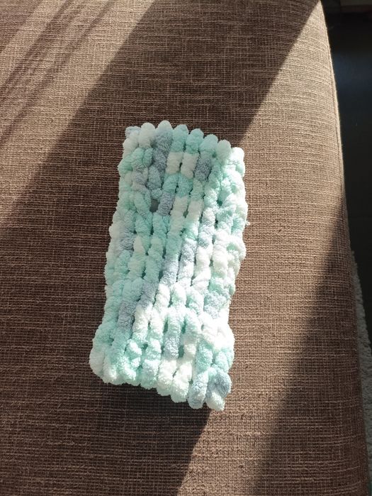 Ръчно плетен шал с зимни цветове