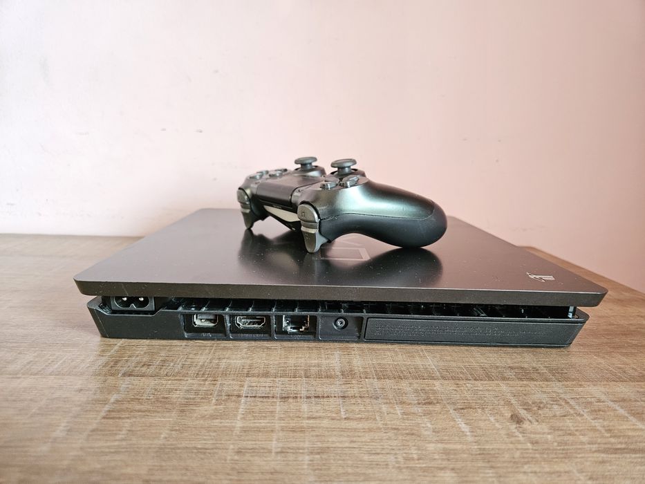 Play Station 4 slim