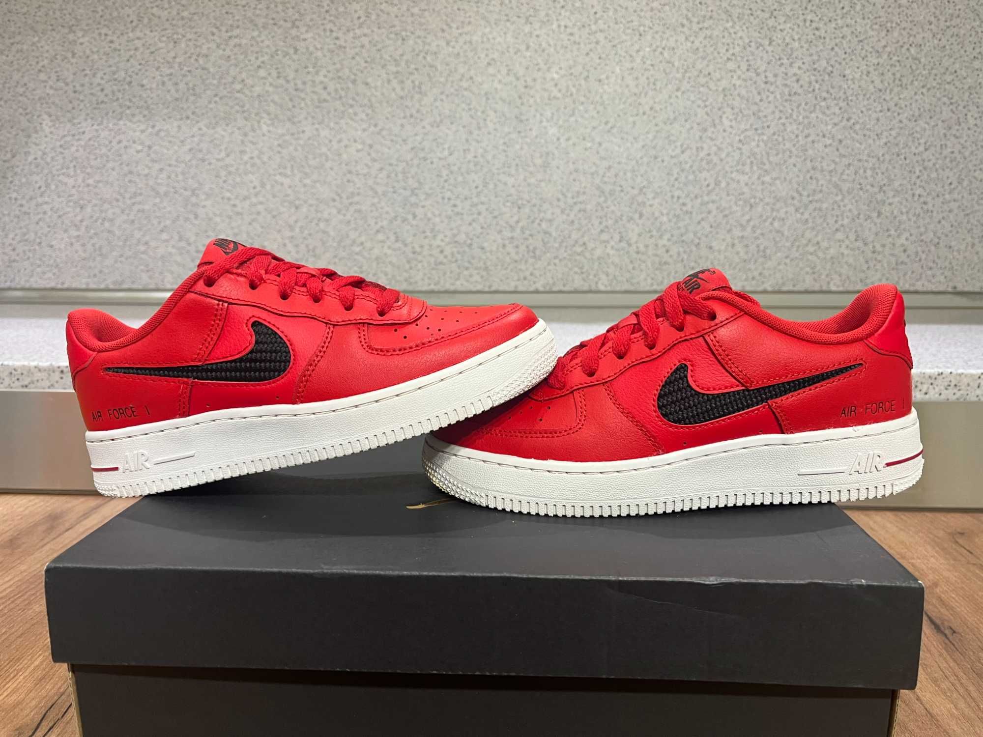 ОРИГИНАЛНИ *** Nike Air Force 1 `07 University Red / Black