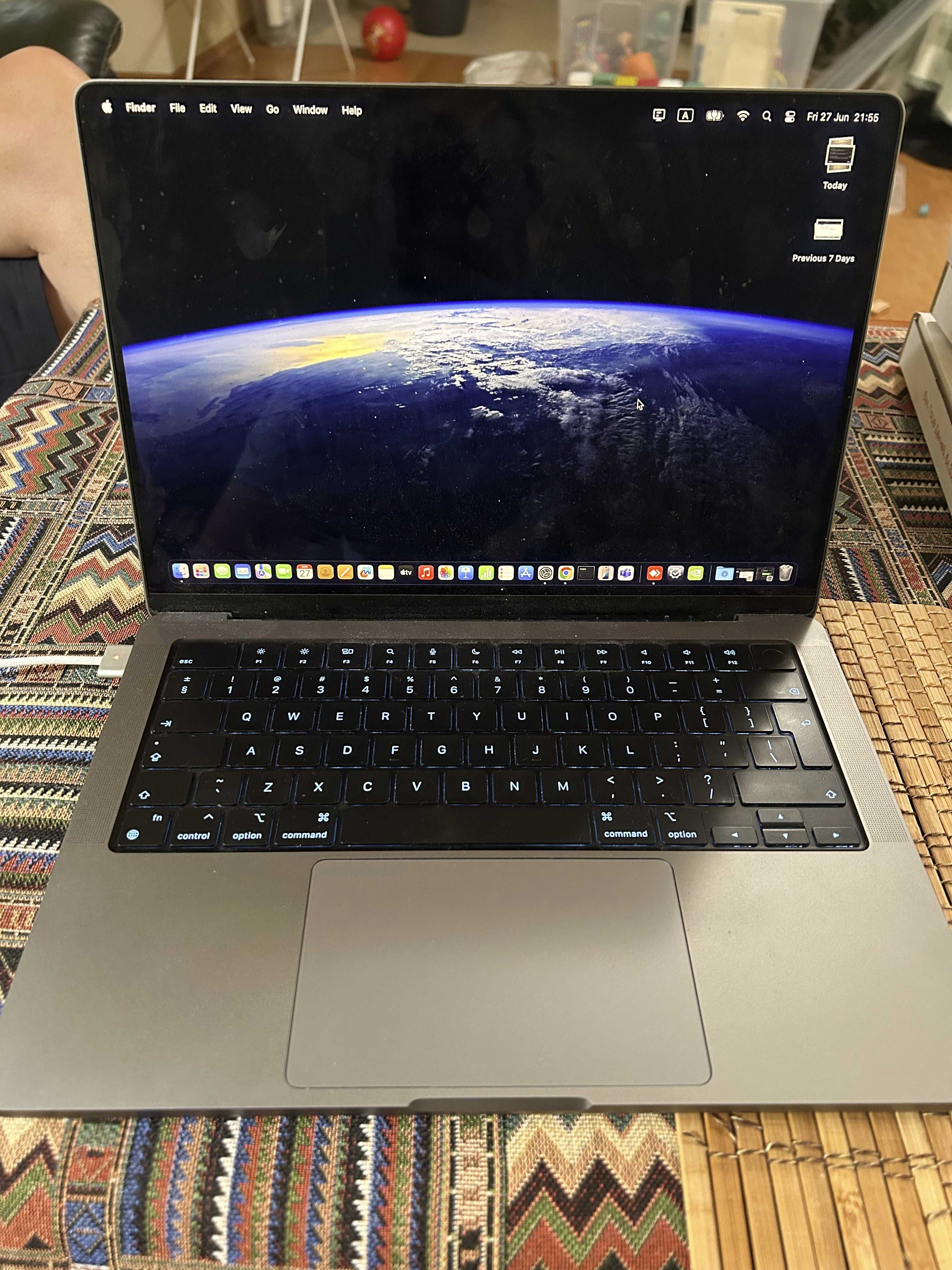 MacBook Pro 14" с чип M2 и 16GB RAM