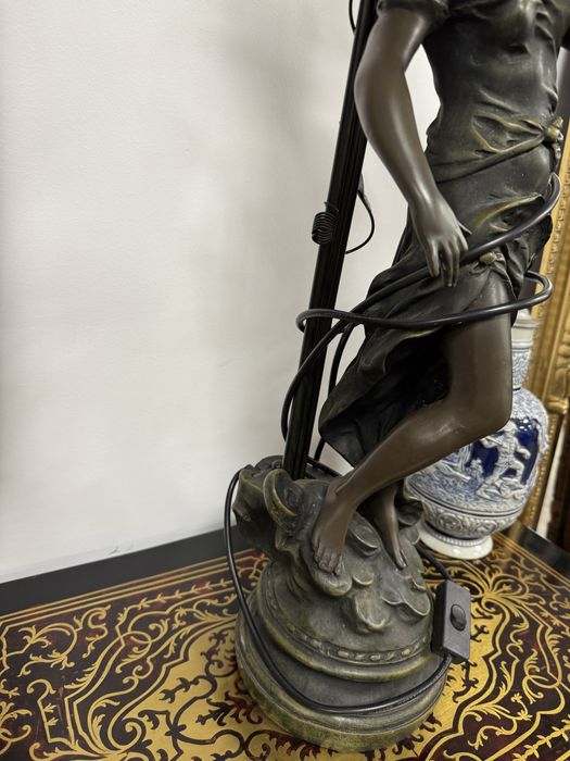 Lampa din polirasina cu 3 abajururi