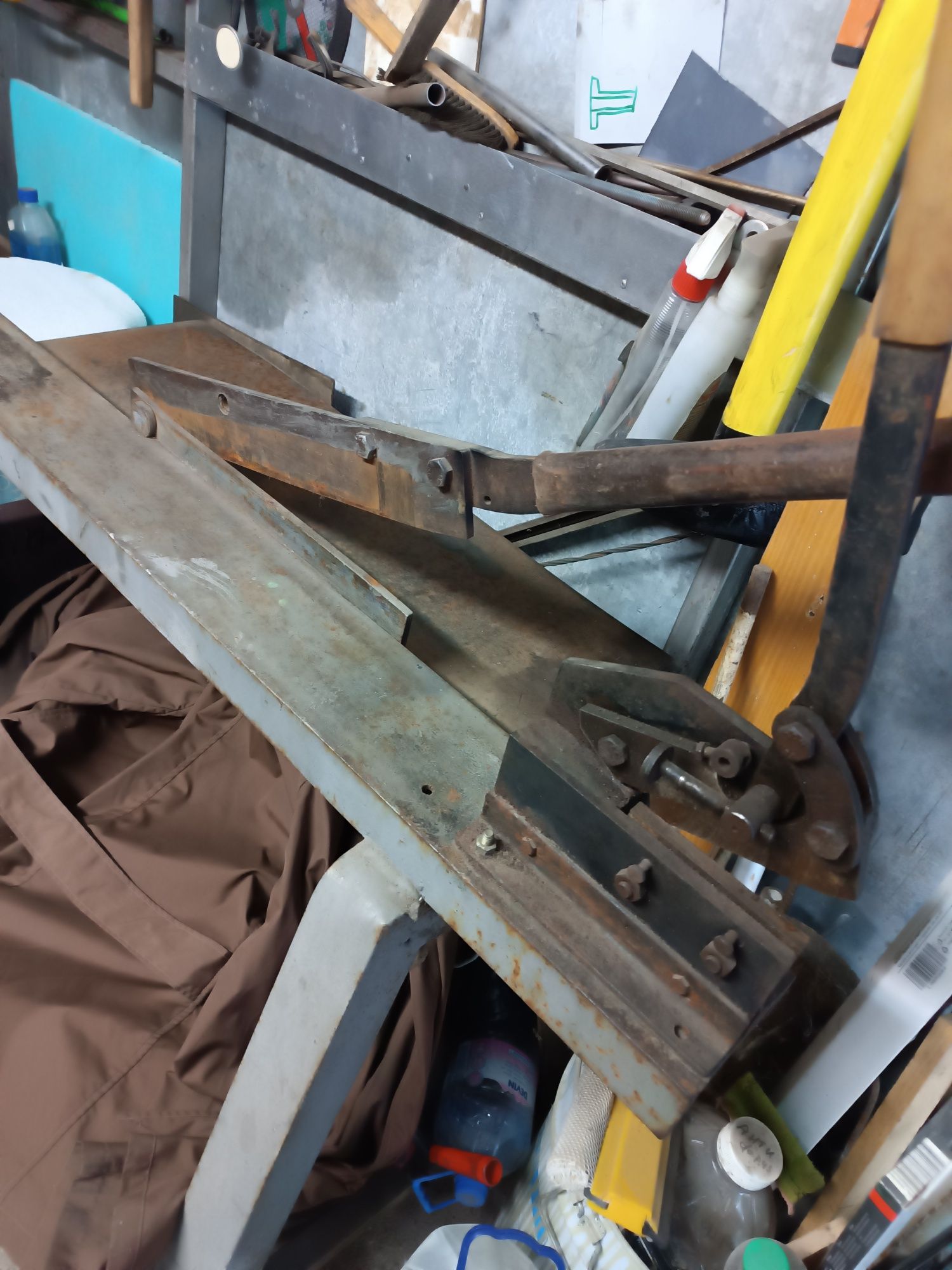 Продавам тенекеджийски ножици.