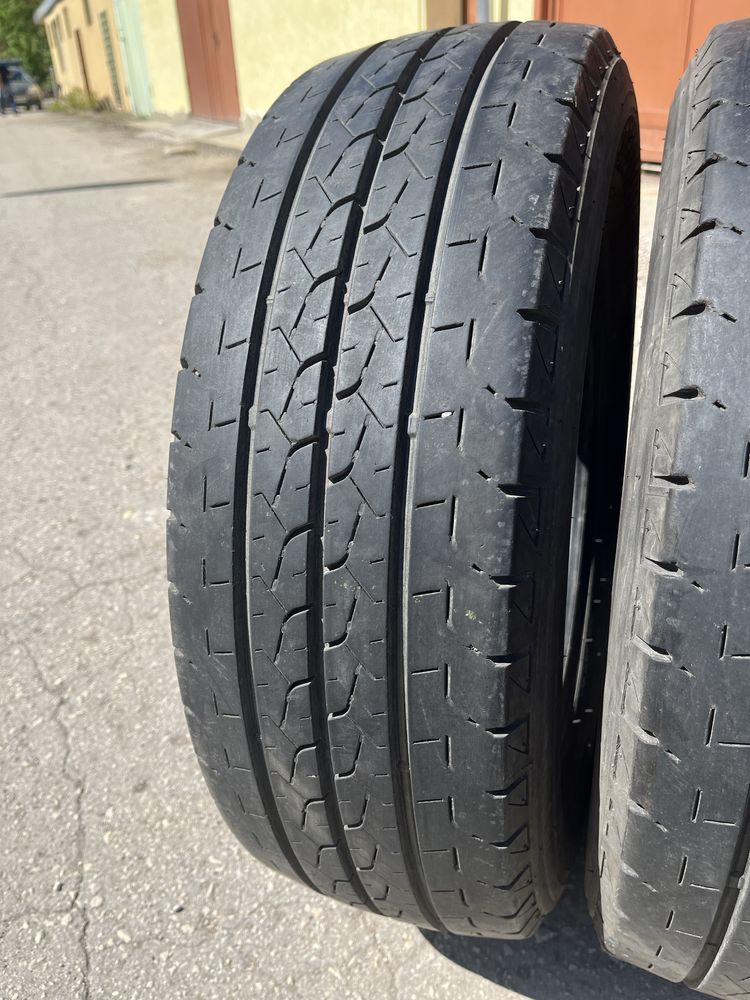 2 бр. гуми за бус 225/65/16C Bridgestone DOT 0322 7,5 mm