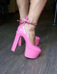 Дамски розови обувки Valentino