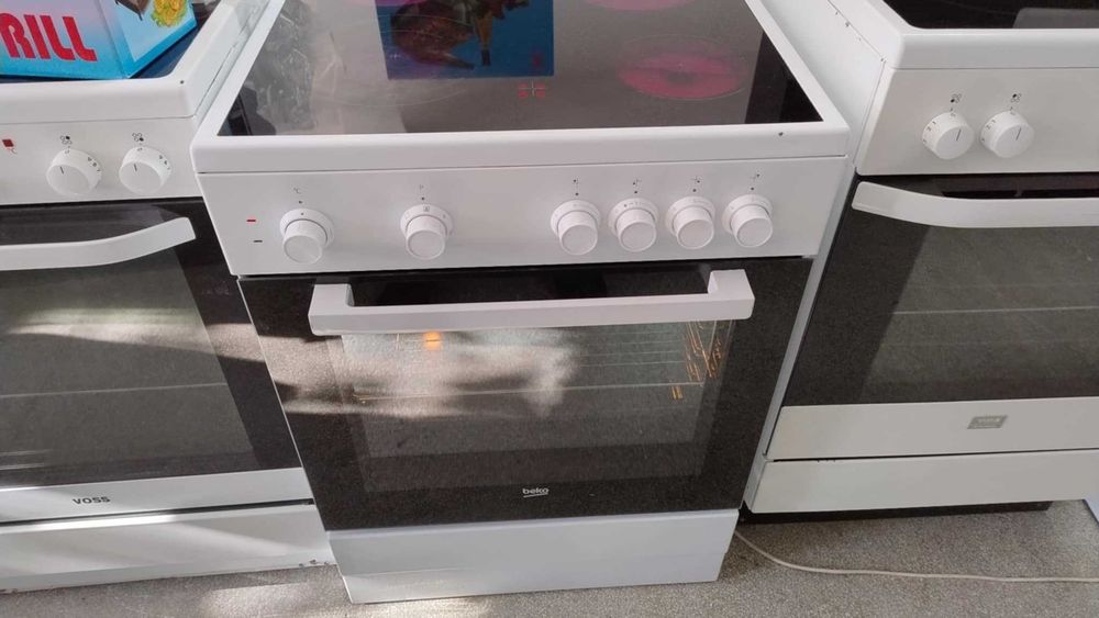 Готварска печка-фурна с керамичен плот BEKO-БЕКО 72 литра 2200 W