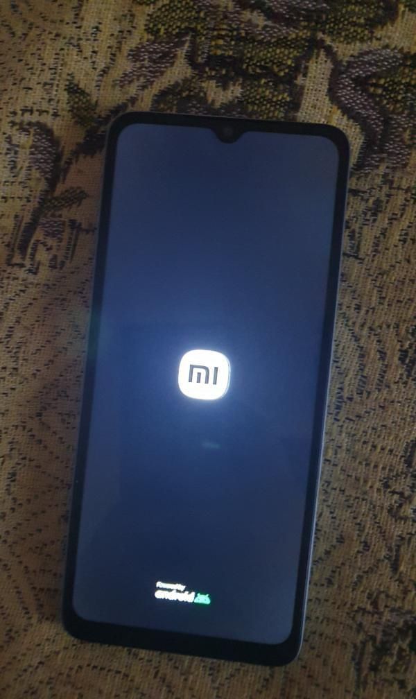 Продавам Redmi A3 + стъклен протектор подарък