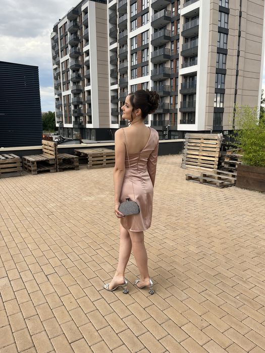 Празнична бежова рокля