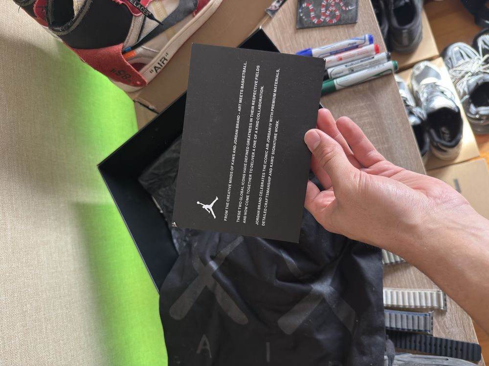 Air Jordan 4 kaws