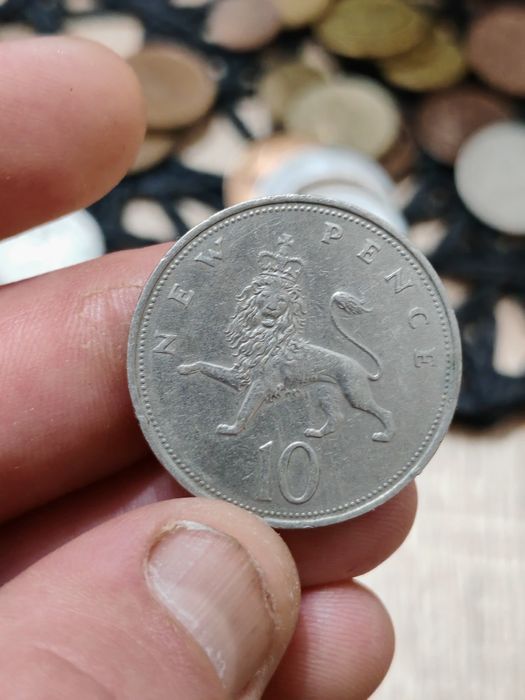 Продавам група от 8 броя стари монети с лика на Кралица Елизабет II. О