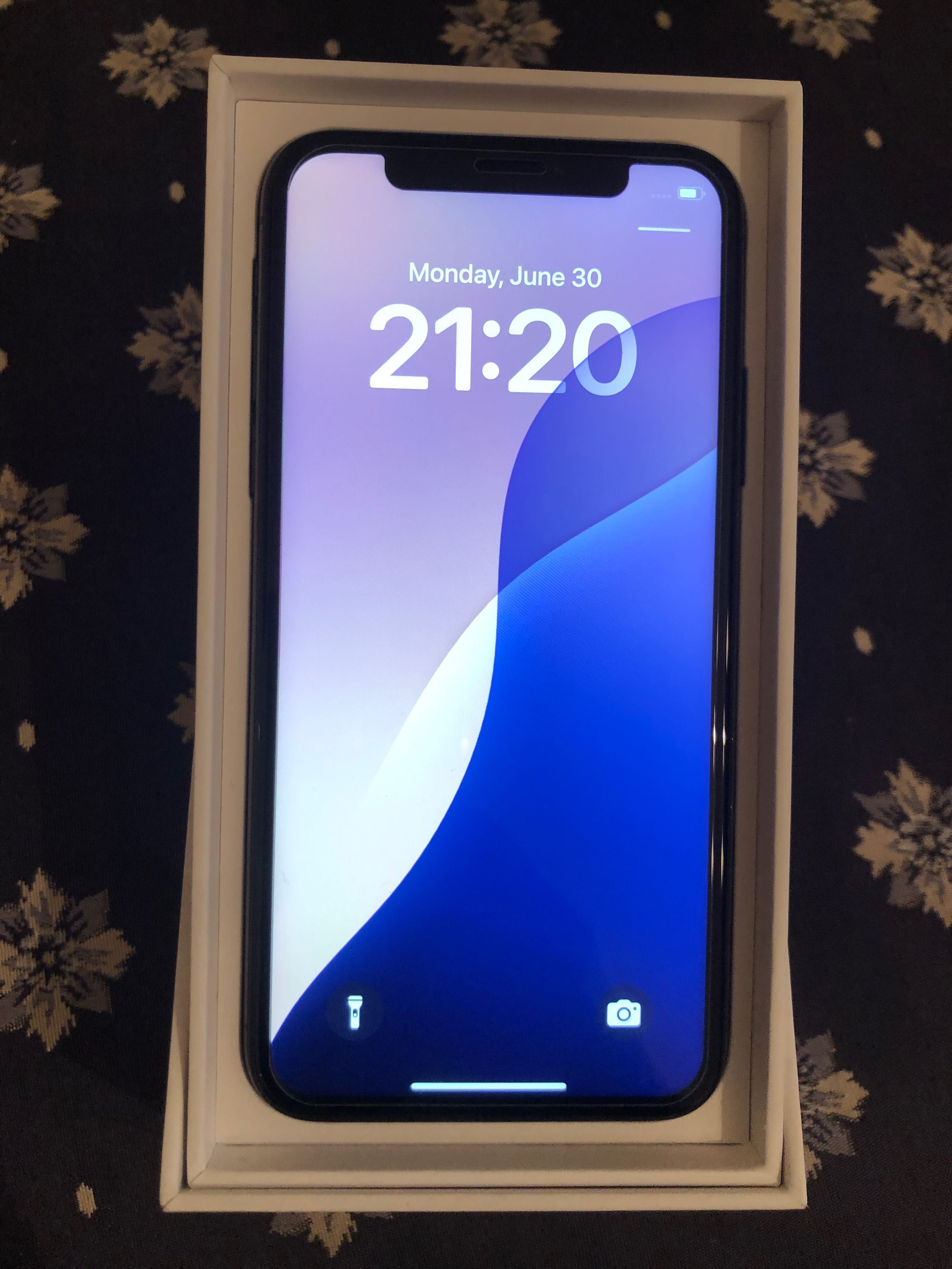 Продавам черен iPhone XS 256GB.