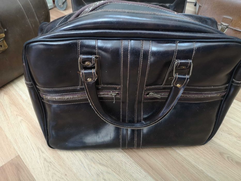 Продавам стари дипломатически чанти