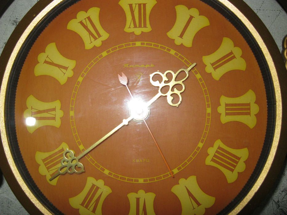 Советские настенные часы  "Янтарь"