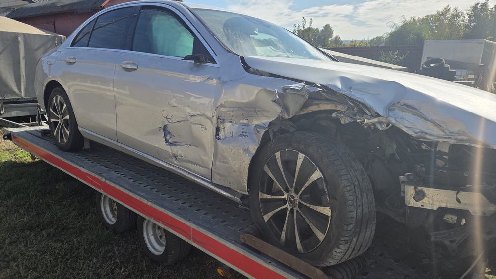 Vand Mercedes E 400 4 MATIC  *AVARIAT*