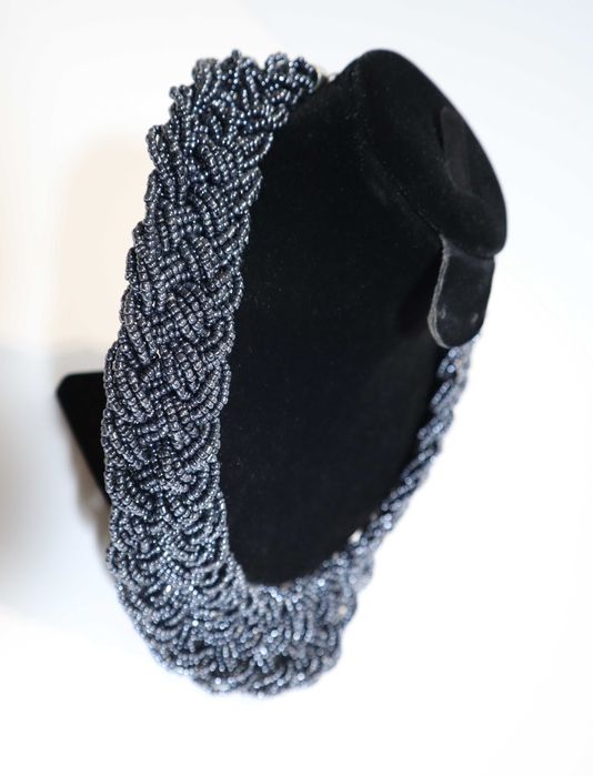 Colier modern din siruri impletite din margele gri metalizat