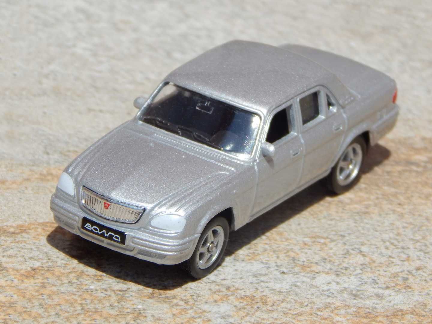 Macheta limuzina GAZ Volga 31105 2004 argintie sc 1:60 cu cutie