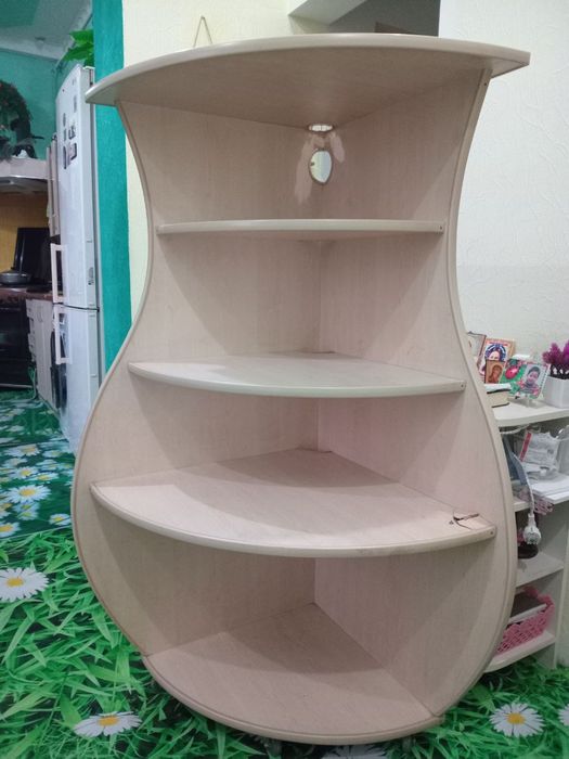 Продам угловую вазу