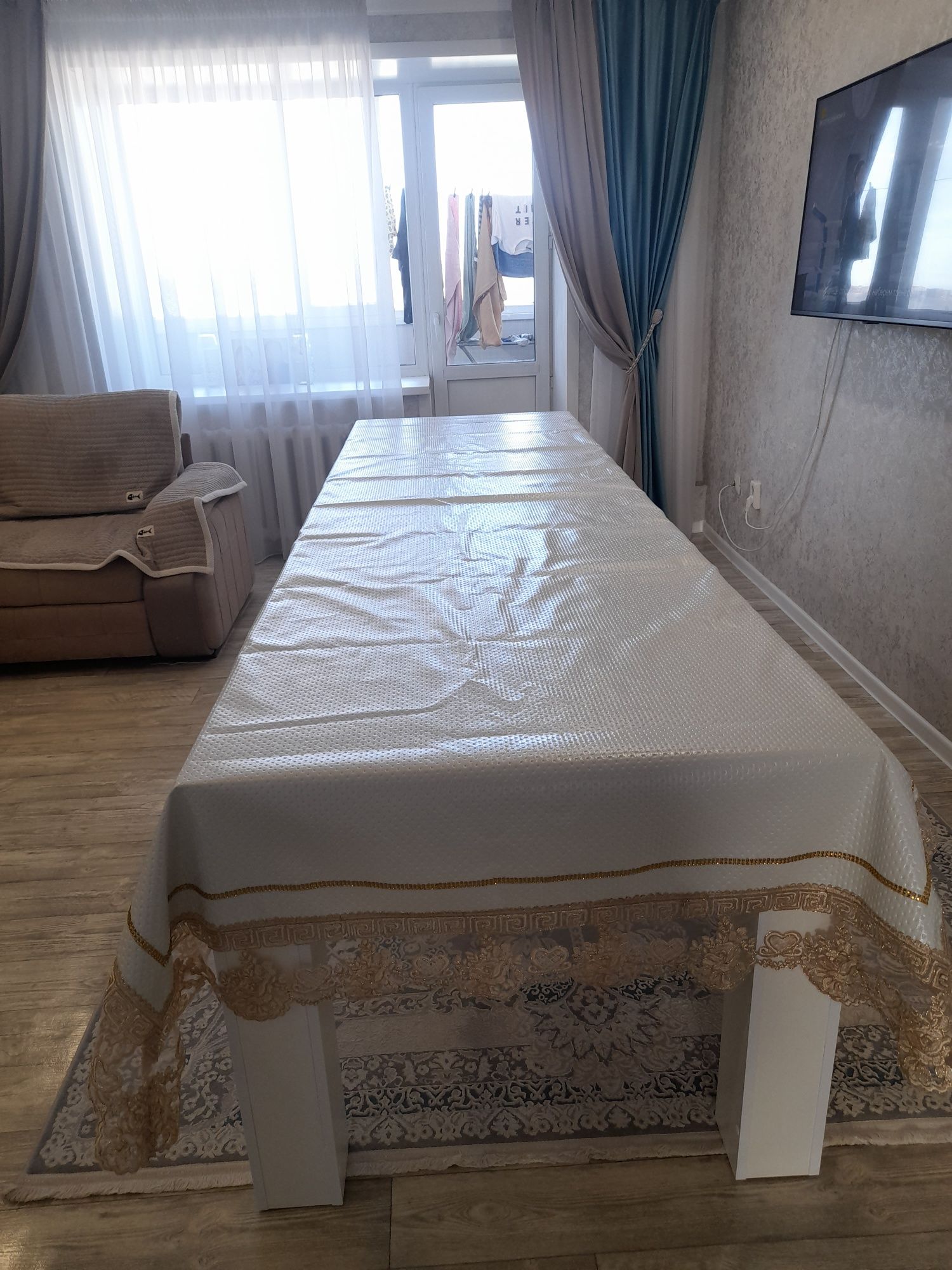 Продется Стол трансформер. Размер 3х90 см.