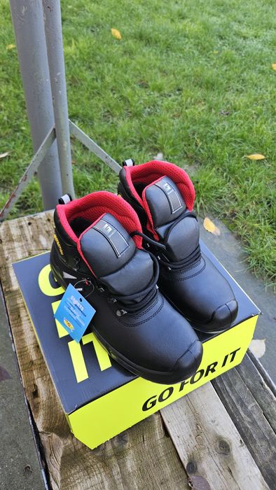 Cizme , bocanci si vesta lucru noi