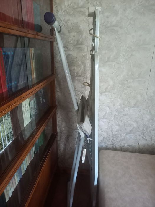 Тумбочки и гладильная доска