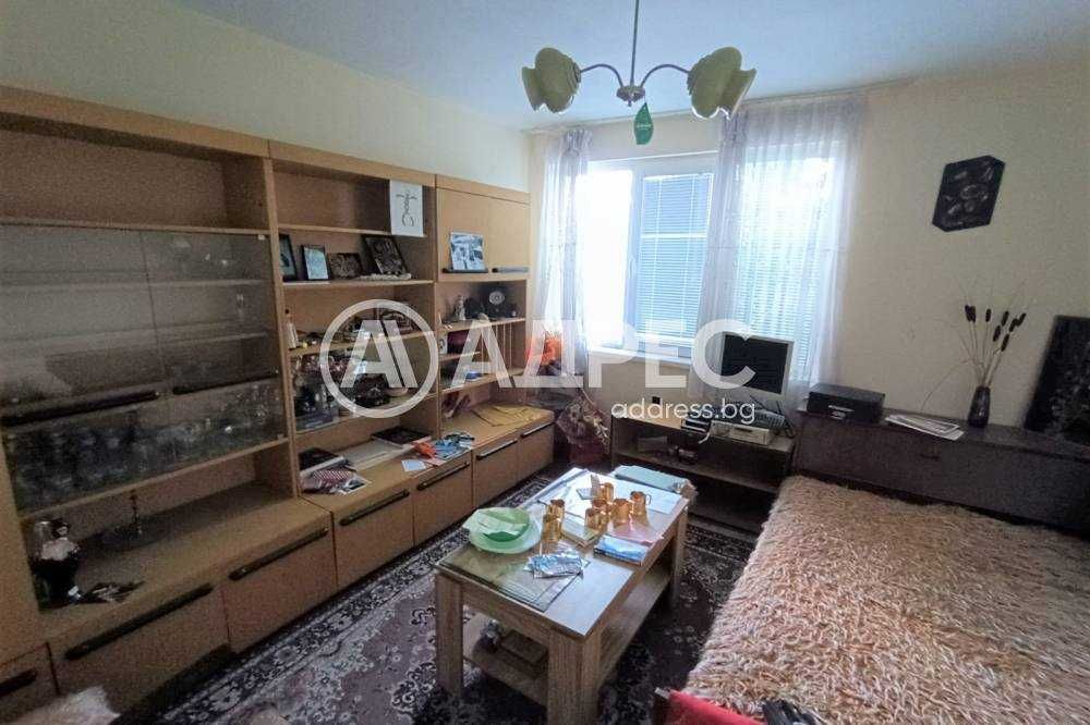 Продава се двуетажна масивна къща в кв. "Добровски"!