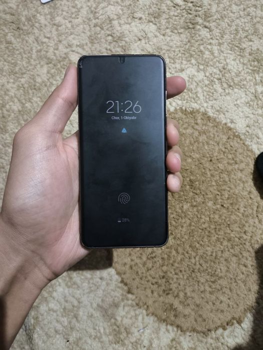 Samsung s20 5G.        Orqa krishkasiga chiziq tushgan 
Sketlo tepqsid